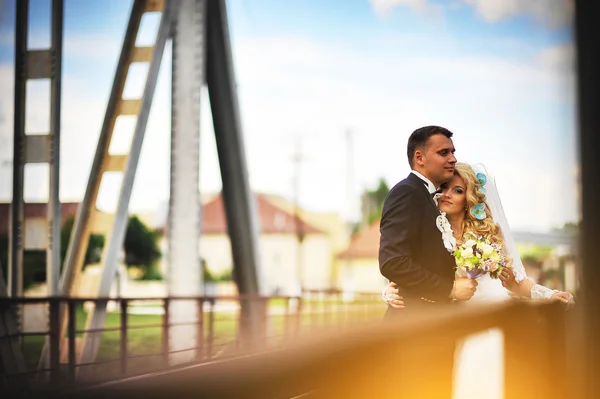 Jovem casal lindo casamento na ponte de trem — Fotografia de Stock