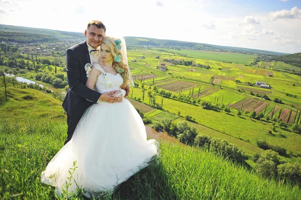 Panoramik görünümün arka planında, yeni evliler — Stok fotoğraf