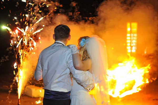 Bröllopsparet på eldshow — Stockfoto
