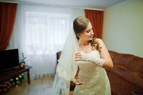 Joyeux mariée sur le voile le jour du mariage — Photo