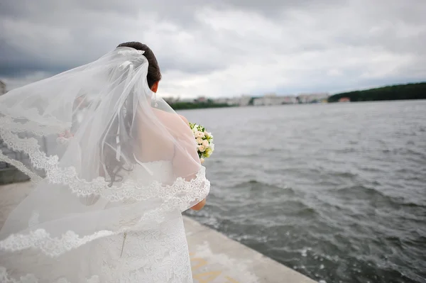Mariée sur le temps venteux près du lac — Photo