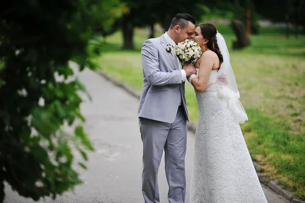 Evlilik çift aşık parkta yürüyüş