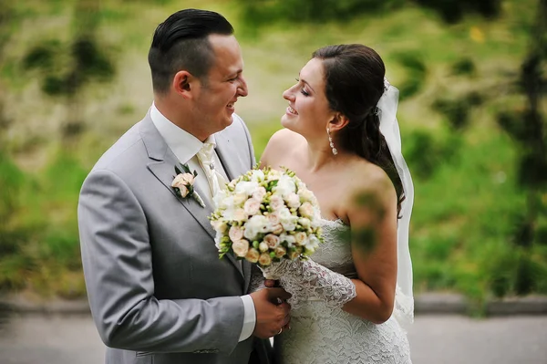 Couple amoureux marchant dans le parc — Photo