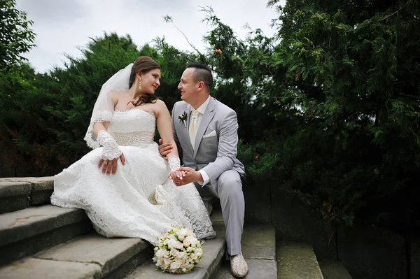 Verliebtes Hochzeitspaar spaziert im Park — Stockfoto