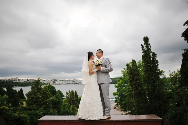 背景は曇り空での結婚式のカップル — ストック写真