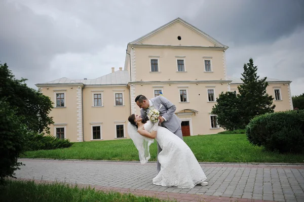 Γαμήλιο ζεύγος στο παλιό κάστρο φόντο — Φωτογραφία Αρχείου