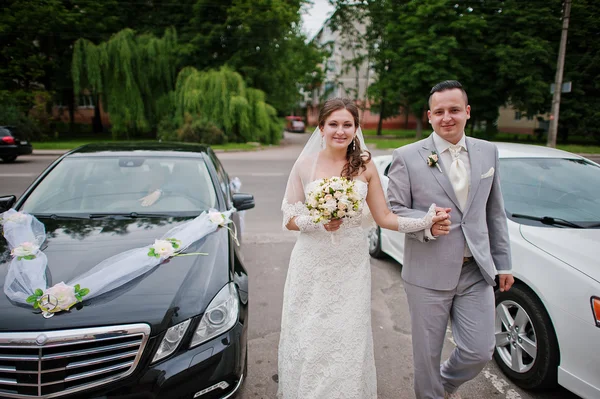 Düğün çifti düğün arabaların yakınındaki aşık — Stok fotoğraf