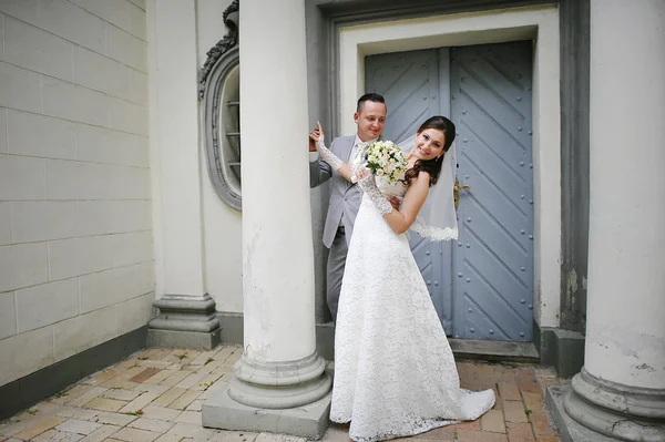 Wedding couple near old stone colums — Stock Photo, Image