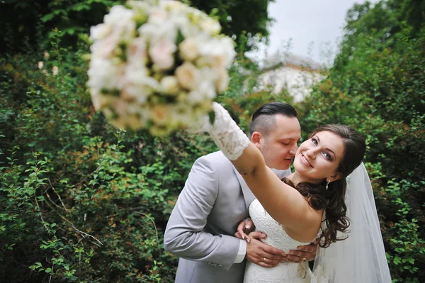 El ramo de boda a manos de la novia — Foto de Stock