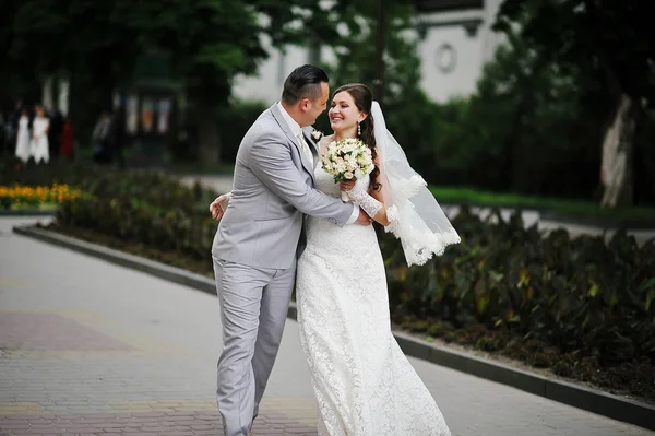 Just married wedding couple walking at the streets of town — Stock Photo, Image