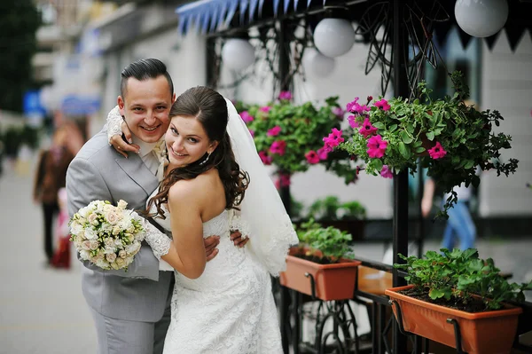 町の通りを歩いてちょうど結婚して結婚式のカップル — ストック写真