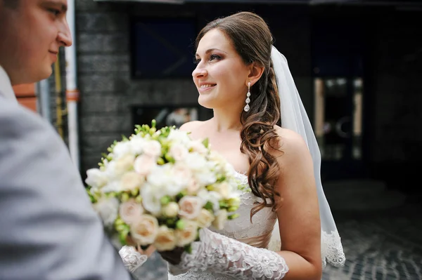 Buket pernikahan di tangan pengantin wanita — Stok Foto