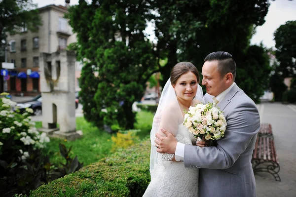 Just married wedding couple walking at the streets of town — Stock Photo, Image