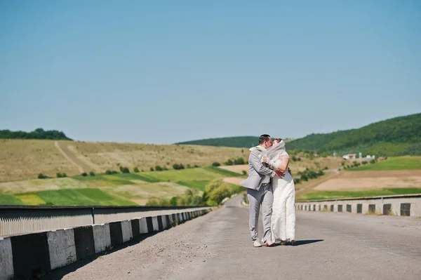 Молодая счастливая супружеская пара на мосту — стоковое фото