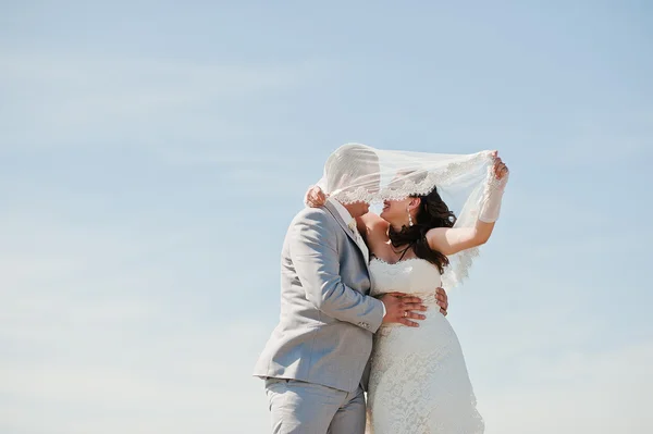 Joven feliz boda pareja fondo azul cielo —  Fotos de Stock