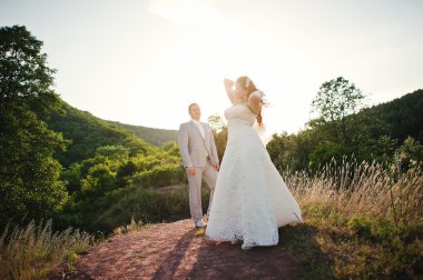 Sadece evli evlilik çift günbatımı üzerinde