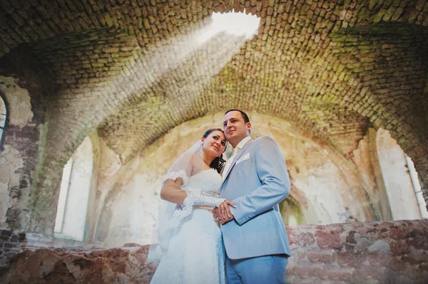 Bara gift bröllopsparet på gamla slottet sun ray — Stockfoto
