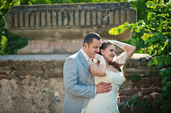 Casamento casal na paisagem cênica — Fotografia de Stock