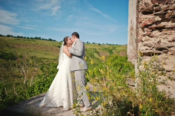 Couple de mariage sur le paysage pittoresque — Photo