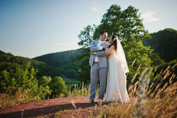 Bara gift bröllopsparet på sunset — Stockfoto