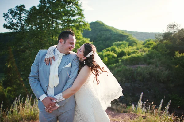 Juste marié couple de mariage au coucher du soleil — Photo