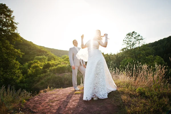 Frisch verheiratetes Hochzeitspaar bei Sonnenuntergang — Stockfoto