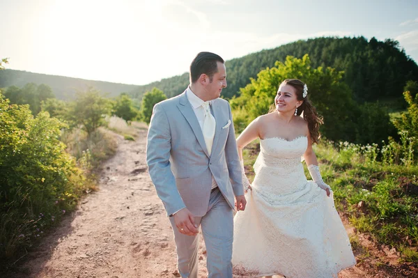 Sadece evli evlilik çift günbatımı üzerinde — Stok fotoğraf