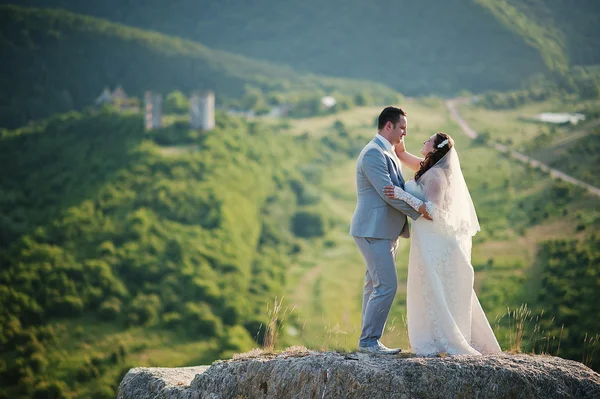 Matrimonio coppia sulla roccia — Foto Stock