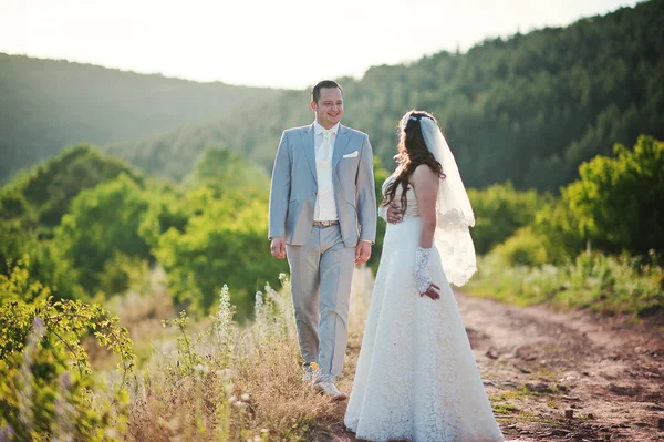 Juste marié couple de mariage au coucher du soleil — Photo