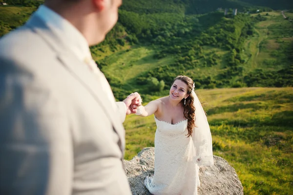 Hochzeitspaar auf dem Felsen — Stockfoto