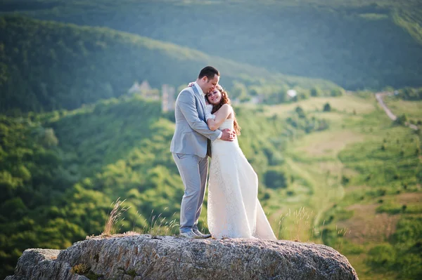 Svatební pár na skále — Stock fotografie