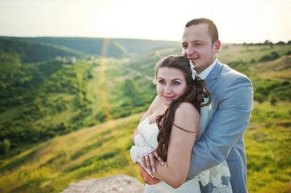 Couple de mariage sur le rocher — Photo