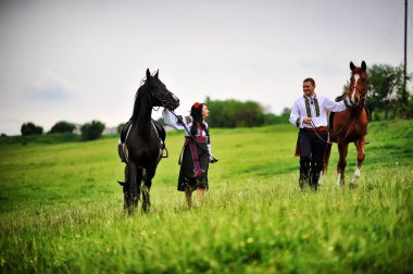 Atları ile ulusal elbise genç Çift
