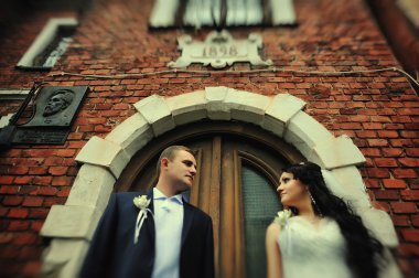 Düğün çift arka plan eski ev