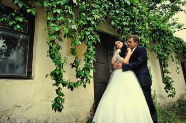 Düğün çift arka plan eski ev