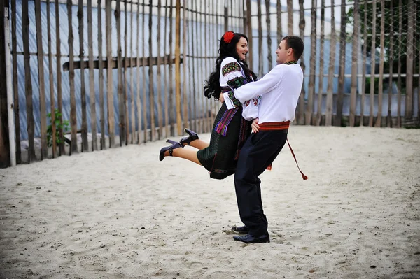 Casal jovem em dança vestido nacional — Fotografia de Stock