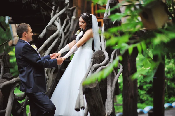 木製の階段を結婚式のカップル — ストック写真