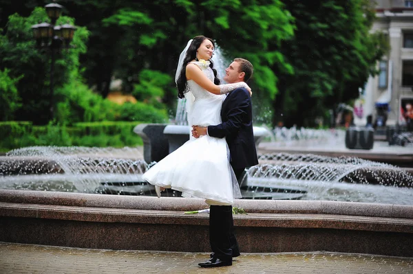 Wedding couple background fountain — Stock Photo, Image
