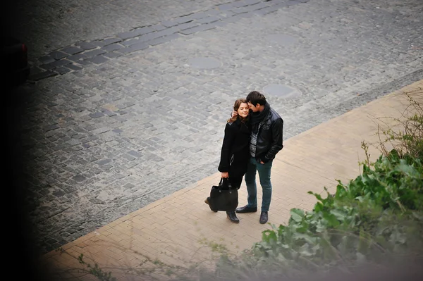 Jeune beau couple élégant — Photo