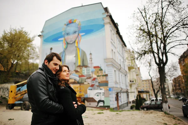 Jeune beau couple élégant — Photo