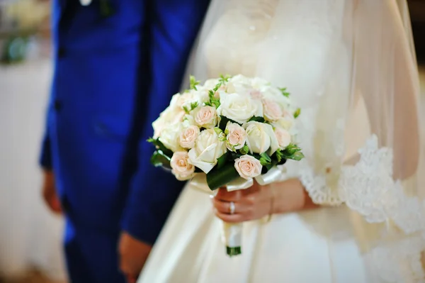 Wedding bouquet on hands of bride — Stock Photo, Image