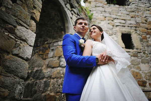 Unga bröllop par i kärlek på deras bröllopsdag — Stockfoto