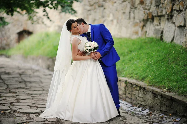 Fiatal esküvői pár az esküvő napján a szerelem — Stock Fotó