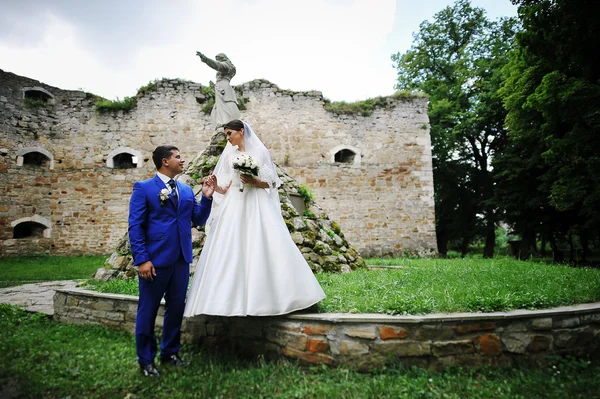 Jeune couple de mariage amoureux le jour de leur mariage — Photo