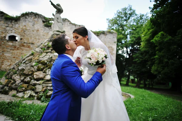 Fiatal esküvői pár az esküvő napján a szerelem — Stock Fotó