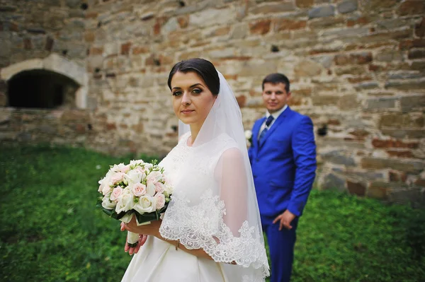 Joven pareja de novios enamorados el día de su boda — Foto de Stock