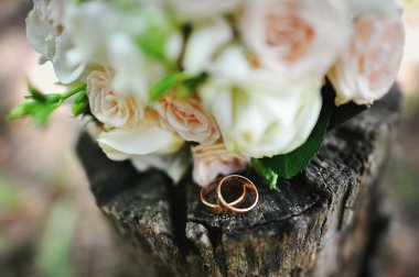 Alyans güdük üzerinde ile gelin buketi