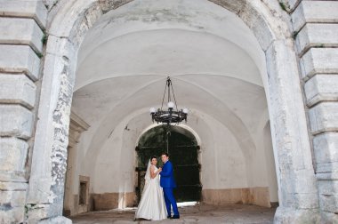 Genç düğün çift arka plan eski kale üzerinde