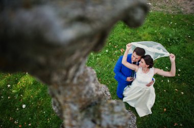 Genç düğün çift arka plan eski kale üzerinde