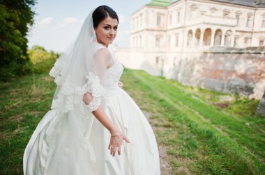 Genç düğün çift arka plan eski kale üzerinde